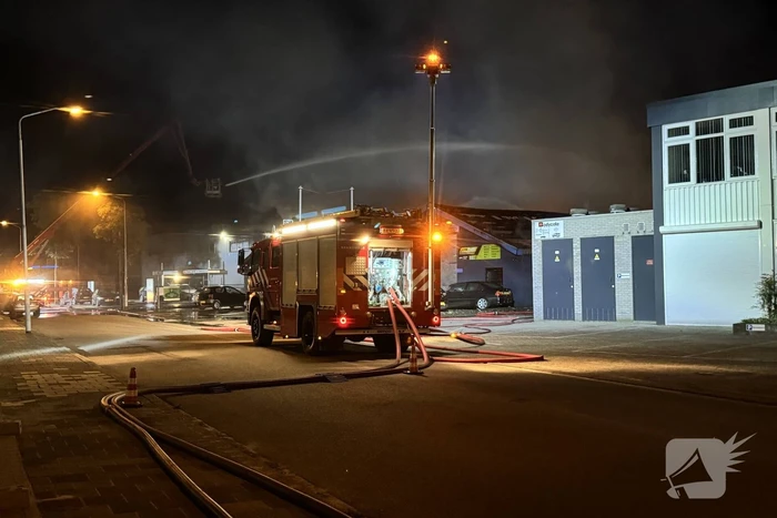 Zeer grote uitslaande brand in bedrijfspand