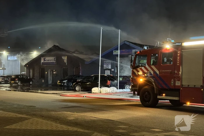 Zeer grote uitslaande brand in bedrijfspand