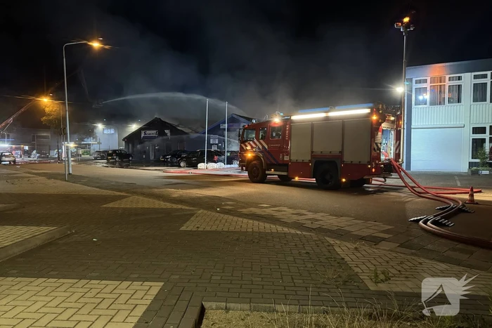 Zeer grote uitslaande brand in bedrijfspand