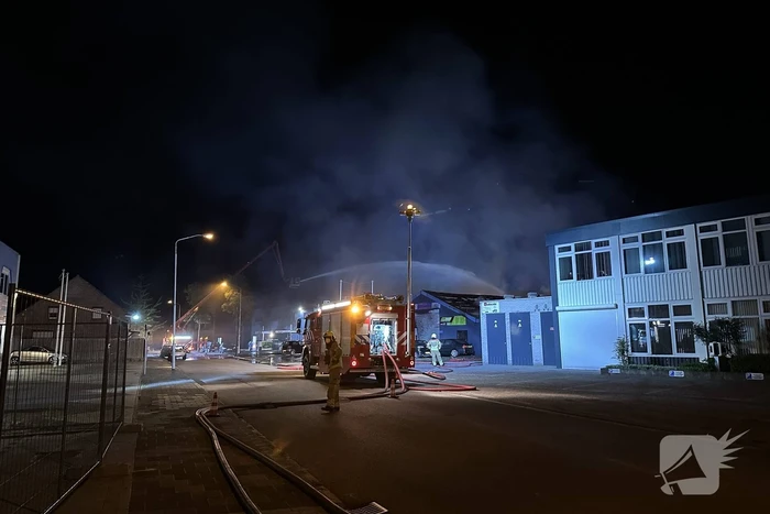 Zeer grote uitslaande brand in bedrijfspand