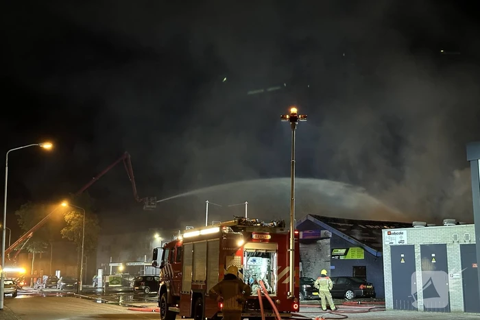 Zeer grote uitslaande brand in bedrijfspand