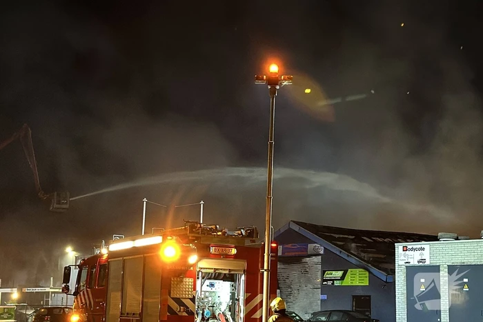 Zeer grote uitslaande brand in bedrijfspand