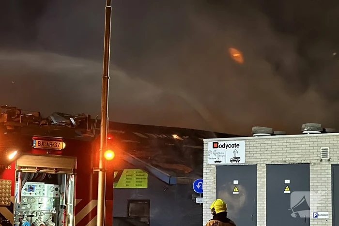 Zeer grote uitslaande brand in bedrijfspand