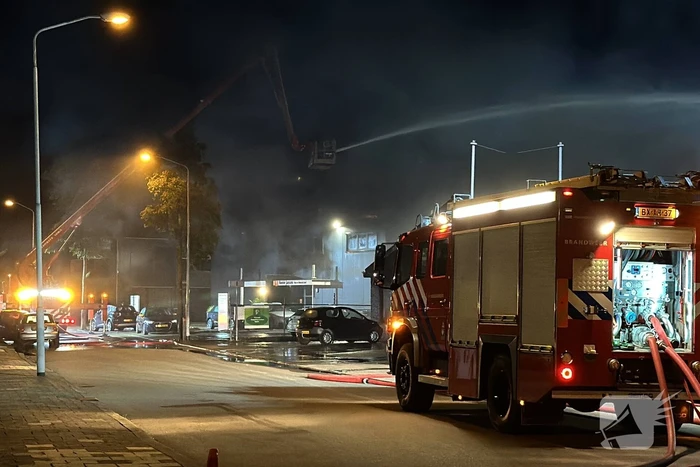 Zeer grote uitslaande brand in bedrijfspand