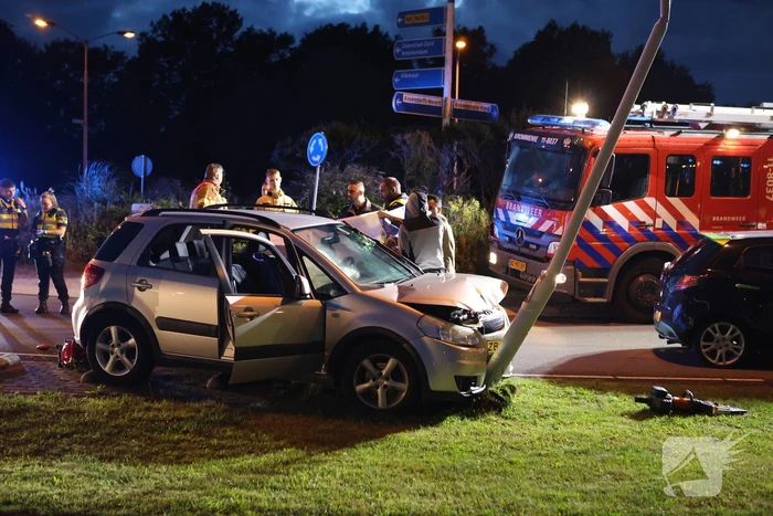 Auto klapt tegen lantaarnpaal, bestuurder zwaargewond