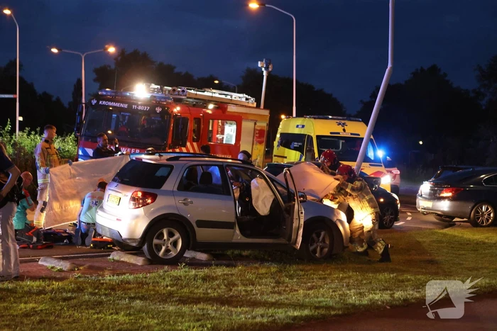Auto klapt tegen lantaarnpaal, bestuurder zwaargewond