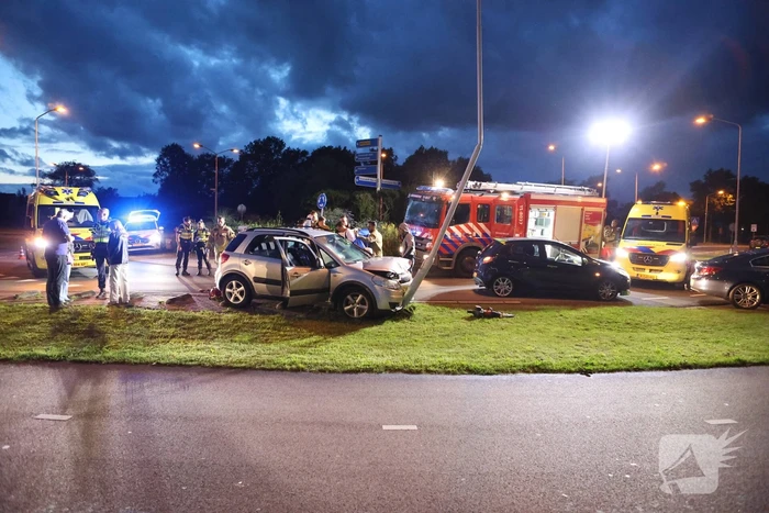 Auto klapt tegen lantaarnpaal, bestuurder zwaargewond