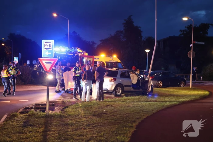 Auto klapt tegen lantaarnpaal, bestuurder zwaargewond