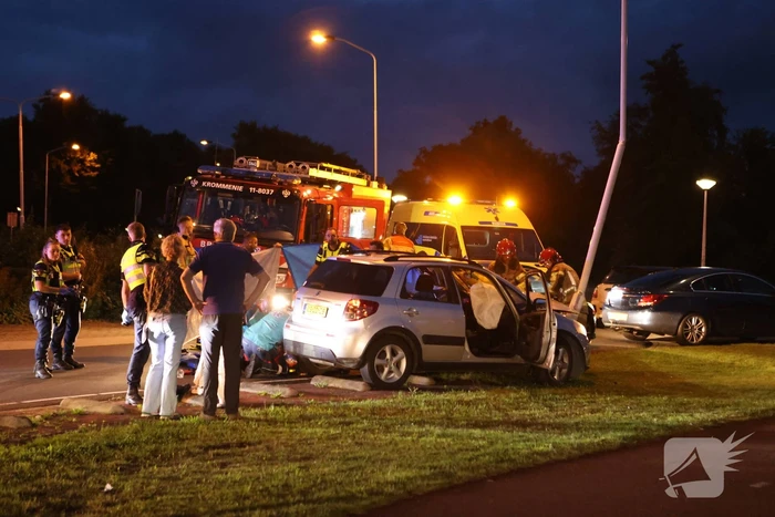 Auto klapt tegen lantaarnpaal, bestuurder zwaargewond