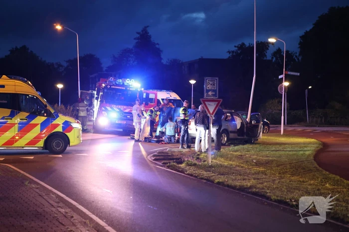 Auto klapt tegen lantaarnpaal, bestuurder zwaargewond