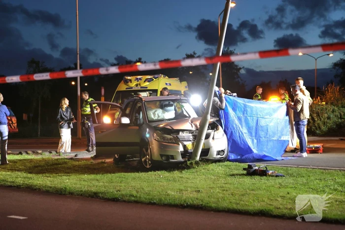 Auto klapt tegen lantaarnpaal, bestuurder zwaargewond