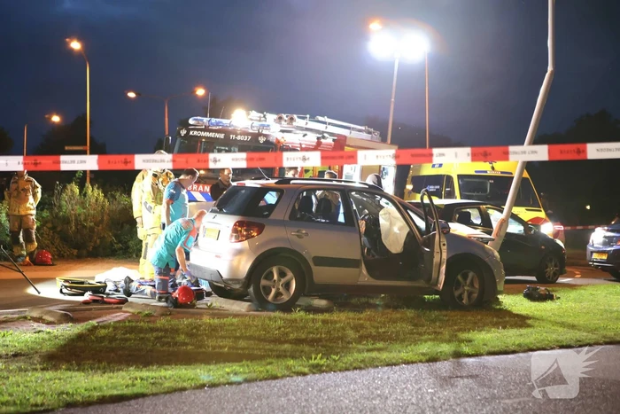 Auto klapt tegen lantaarnpaal, bestuurder zwaargewond