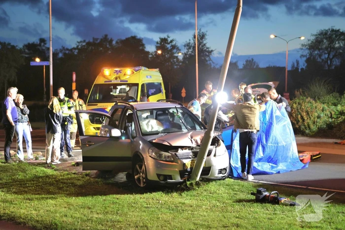 Auto klapt tegen lantaarnpaal, bestuurder zwaargewond