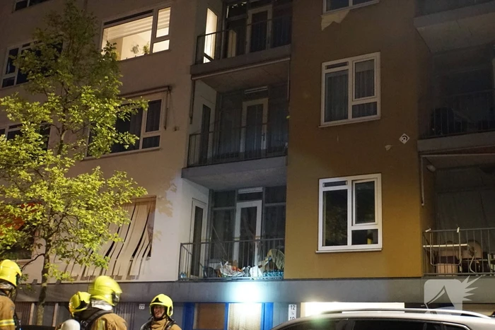 Werkend drugslab veroorzaakt explosie, vuurwapen aangetroffen