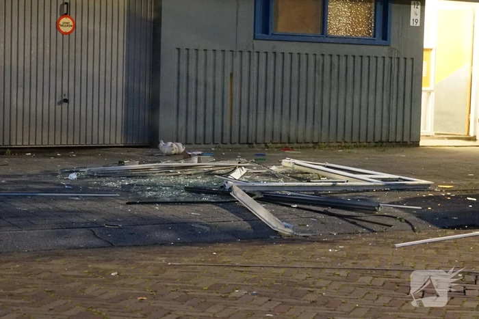 Werkend drugslab veroorzaakt explosie, vuurwapen aangetroffen