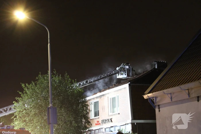 Grote woningbrand, slachtoffer naar ziekenhuis