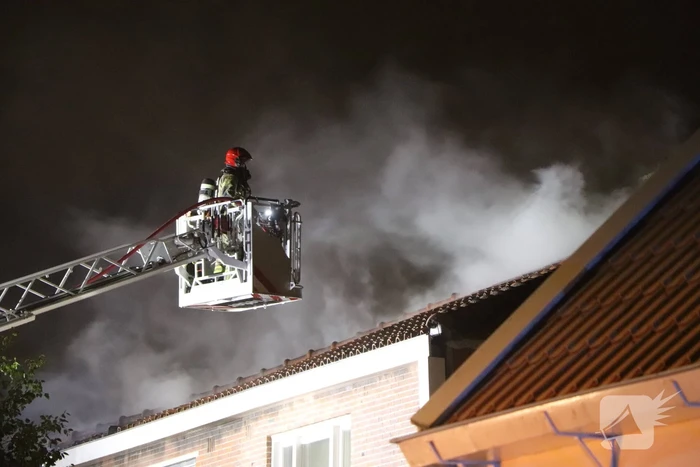 Grote woningbrand, slachtoffer naar ziekenhuis