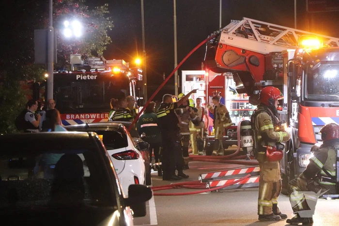Grote woningbrand, slachtoffer naar ziekenhuis