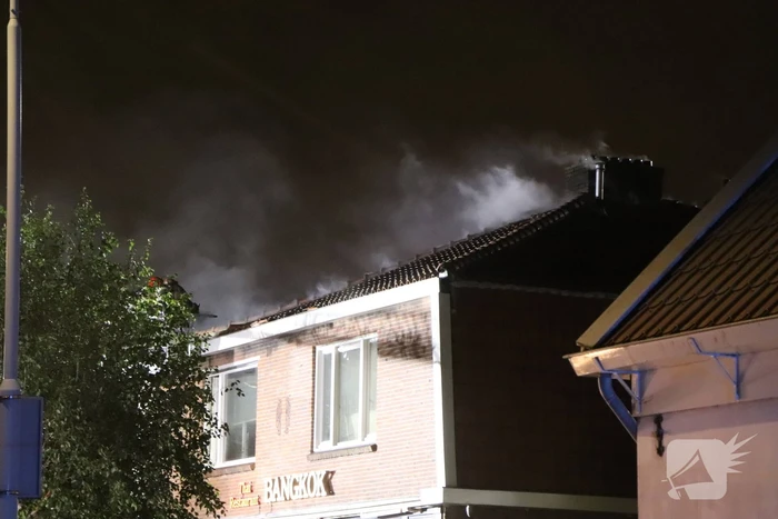 Grote woningbrand, slachtoffer naar ziekenhuis