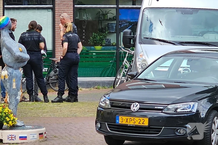 Overleden persoon aangetroffen, politie doet onderzoek