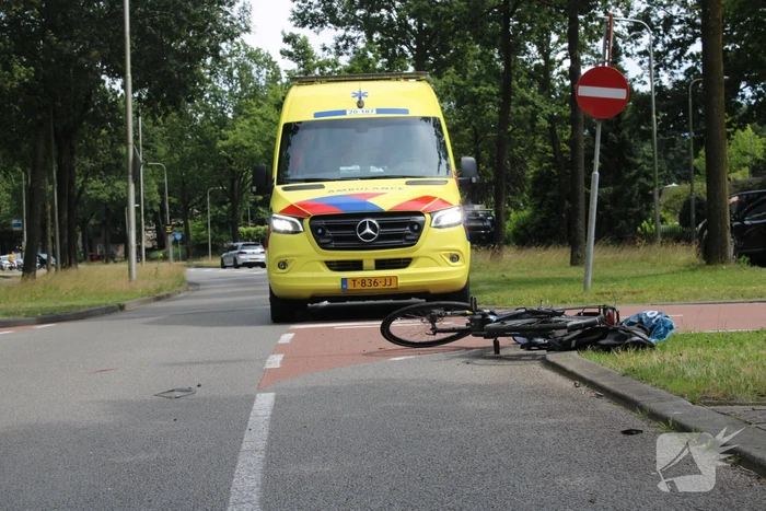 Automobilist ziet fietser over het hoofd met een aanrijding tot gevolg