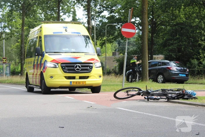 Automobilist ziet fietser over het hoofd met een aanrijding tot gevolg