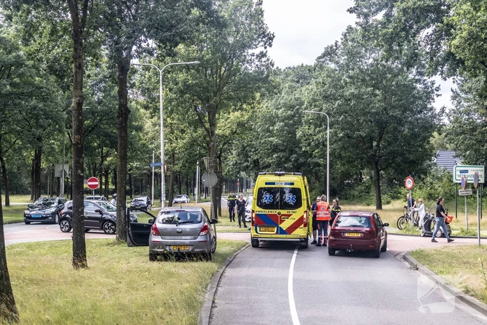 Automobilist ziet fietser over het hoofd met een aanrijding tot gevolg
