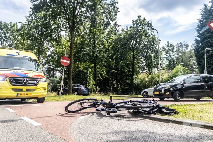 Automobilist ziet fietser over het hoofd met een aanrijding tot gevolg