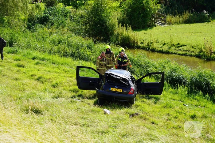 Bestuurder gewond na crash van dijk