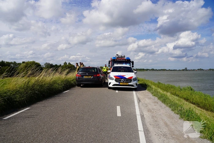 Bestuurder gewond na crash van dijk