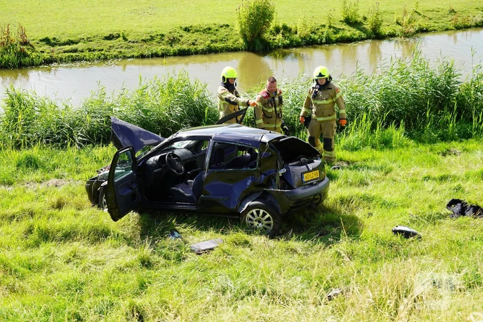 Bestuurder gewond na crash van dijk