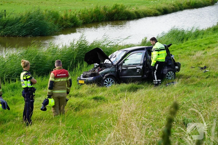 Bestuurder gewond na crash van dijk