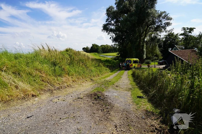 Bestuurder gewond na crash van dijk