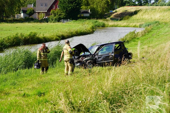 Bestuurder gewond na crash van dijk