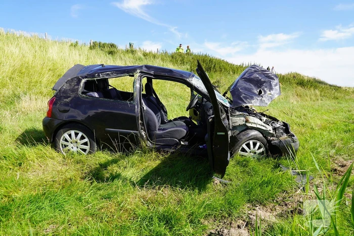 Bestuurder gewond na crash van dijk