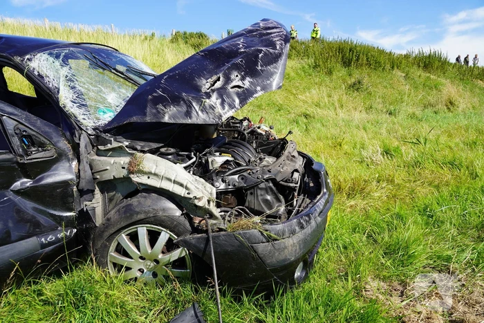 Bestuurder gewond na crash van dijk