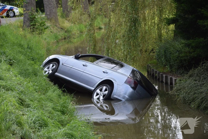 Automobilist verliest macht over stuur en belandt in sloot