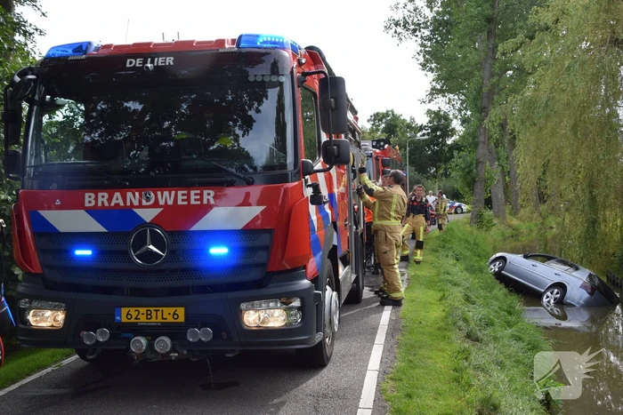 Automobilist verliest macht over stuur en belandt in sloot
