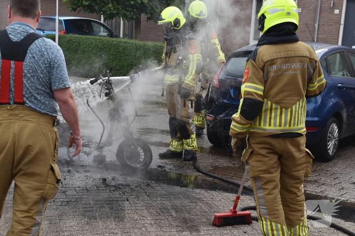 Scooter volledig verwoest door brand