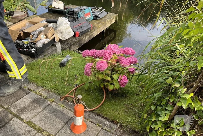 Scooter vat vlam in schuur