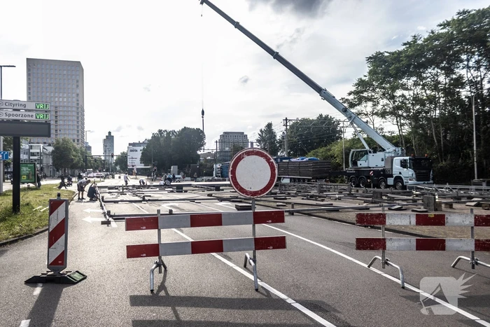 Opbouw achtbaan van kermis trekt veel bekijks