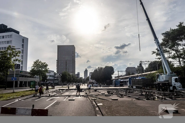 Opbouw achtbaan van kermis trekt veel bekijks