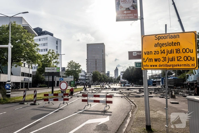 Opbouw achtbaan van kermis trekt veel bekijks