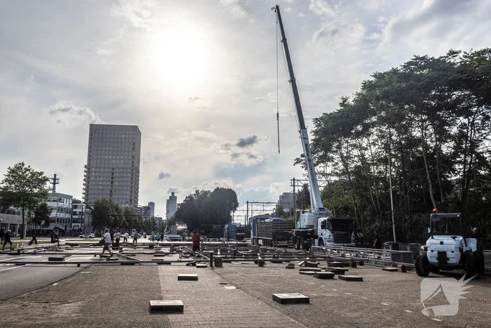 Opbouw achtbaan van kermis trekt veel bekijks