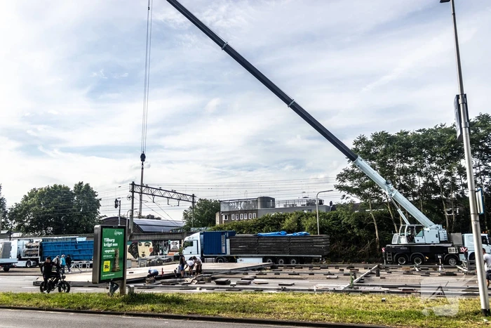 Opbouw achtbaan van kermis trekt veel bekijks