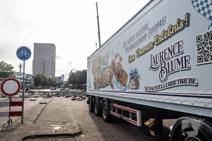 Opbouw achtbaan van kermis trekt veel bekijks
