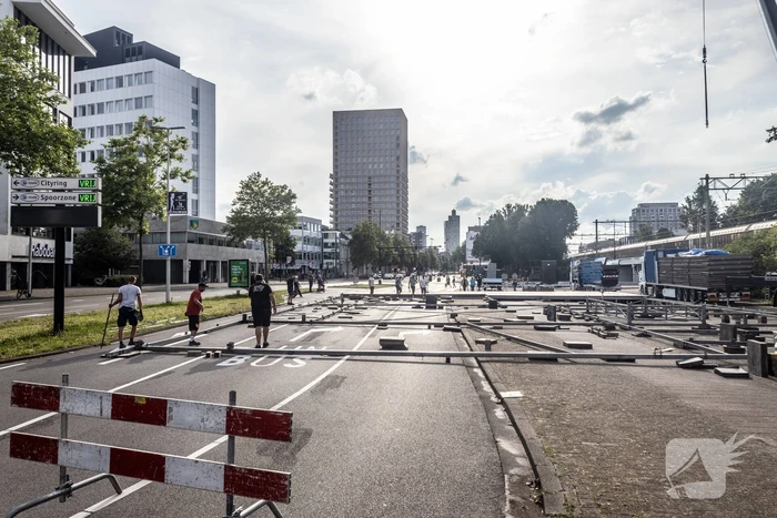 Opbouw achtbaan van kermis trekt veel bekijks