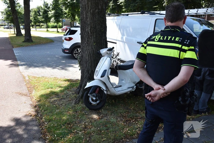 Scooter en bestelbus botsing op elkaar