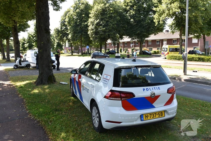 Scooter en bestelbus botsing op elkaar