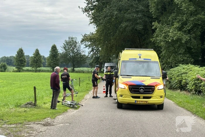 Wielrenner ten val door gat in weg